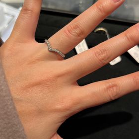 【ティファニー(Tiffany & Co.)の口コミ】 Vカット、細めのデザインであるため指が細長く華奢に見えます。またダイヤ…