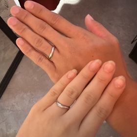 【アイプリモ(I-PRIMO)の口コミ】 色々な形の指輪を試着させてもらったのですが、ゆるやかなウェーブの形と…
