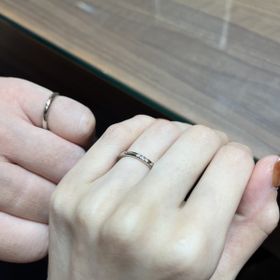 【4℃ BRIDAL(ヨンドシーブライダル)の口コミ】 商品のコンセプトにもあるように、手に取るとシンプルで上品な指輪と思い…