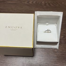 【ENUOVE(イノーヴェ)の口コミ】 結婚指輪との重ね付けをする前提で婚約指輪を選びました。シンプル、かつ…