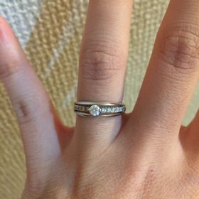 【ジュエリーツツミ(JEWELRY TSUTSUMI)の口コミ】 婚約指輪なのですが、プロポーズで改まってもらうのは照れくさいので旦那…