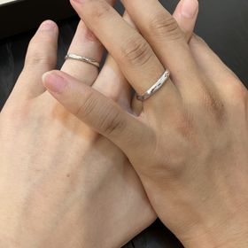 【Toi-lueur(トワル)の口コミ】 指輪の決め手で最優先したことは指輪のデザインです。新婦のは少しねじれ…