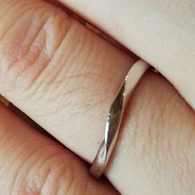 【ith(イズ)の口コミ】 装着感としては着け心地がとても滑らかで、少し大きめでしたが指になじむ…