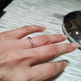 【TRECENTI(トレセンテ)の口コミ】 リングの内側が平らではなく、曲面になっていて、断面は楕円形です。なの…