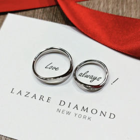 【ラザール ダイヤモンド(LAZARE DIAMOND)の口コミ】 デザインです。
婚約指輪がウェーブの形状で、重ね付けしても違和感のない…