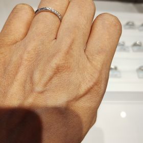 【銀座ダイヤモンドシライシの口コミ】 こだわりの品質のダイヤモンドが流れるように斜めにあしらわれたリングで…