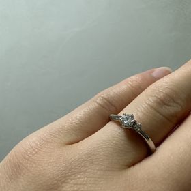 【銀座ダイヤモンドシライシの口コミ】 ウェーブがかったデザインのものを探していて、いろんな指輪を見せていた…