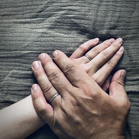 【俄(にわか)の口コミ】 俄の指輪はどれも素敵で正直迷いました。夫がつけたところをみていいなと…