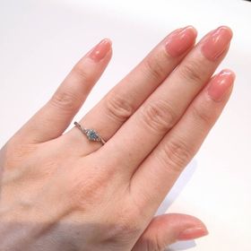 【BRILLIANCE+(ブリリアンスプラス)の口コミ】 ウェーブのデザインに一目惚れしました。サイドストーンのあるデザインに…