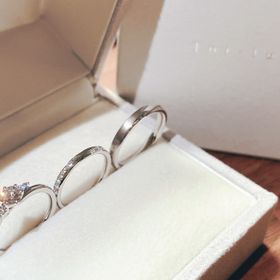 【Toi-lueur(トワル)の口コミ】 婚約リングはシンプルでダイヤが目立つようなデザイン。
結婚リングは少し…
