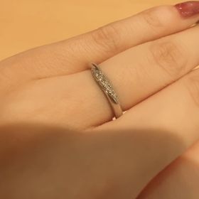 【銀座ダイヤモンドシライシの口コミ】 指輪のデザインが豊富で一つ一つダイヤの光り方が違うところが凄く気に入…