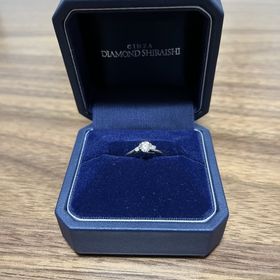 【銀座ダイヤモンドシライシの口コミ】 彼女がウェーブラインが入ったものが好みと言っていたので、同じようなデ…