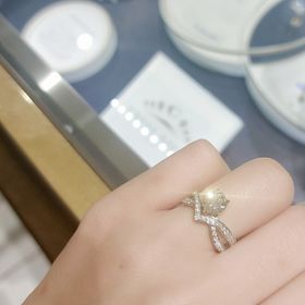 【ショーメ(CHAUMET)の口コミ】 ティアラをイメージするとてもゴージャスな婚約指輪です。個性的な形なが…