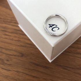 【4℃ BRIDAL(ヨンドシーブライダル)の口コミ】 婚約指輪と一緒につけたときの相性がよかった。
シンプルさとエレガントさ…