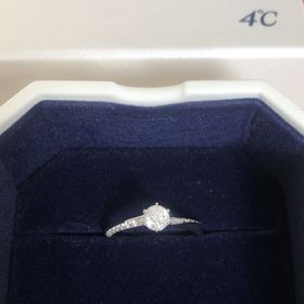 【4℃ BRIDAL(ヨンドシーブライダル)の口コミ】 デザイン、素材の強度、セットでつけた時の見映え全て気に入りました。ト…