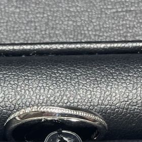 【エクセルコダイヤモンド(EXELCO DIAMOND)の口コミ】 ダイヤが埋め込まれている部分がウェーブしており、指にはめる向きによっ…