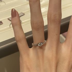 【ROCCA(ロッカ)の口コミ】 他のブランドの指輪とも悩みましたが、最後はデザインで決めさせていただ…