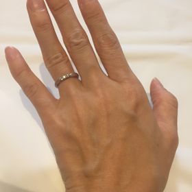 【エクセルコダイヤモンド(EXELCO DIAMOND)の口コミ】 上品なミル打ちされてるところが特に気に入りました。
見た目が可愛いくて…