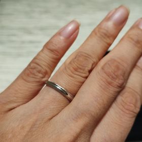 【TRECENTI(トレセンテ)の口コミ】 プラチナ950のリングに手作業での細かいミル打ちが上下に入ったデザインで…