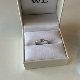 【William-LennyDiamond(ウィリアム・レニー・ダイヤモンド)の口コミ】 ボックスに置いて引きで見ると、少しハートのような曲線を描いた形になっ…