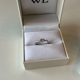 【William-LennyDiamond(ウィリアム・レニー・ダイヤモンド)】の口コミ ボックスに置いて引きで見ると、少しハートのような曲線を描いた形になって...