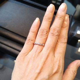 【エクセルコダイヤモンド(EXELCO DIAMOND)の口コミ】 上下ミル打ちされていて、中央のところで交差するデザインです。交差して…