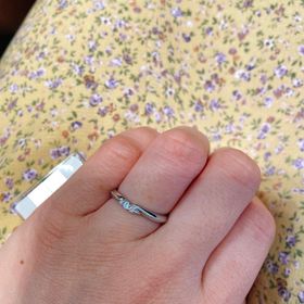 【エクセルコダイヤモンド(EXELCO DIAMOND)の口コミ】 3つ連なったダイヤや、ミル打ちのあるデザインが魅力的です。指輪の太さや…