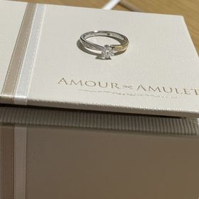 【AMOUR AMULET(アムール・アミュレット)の口コミ】 結婚指輪と重ね付けしたいという思いがあり、結婚指輪はシンプルにしたい…