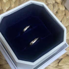 【4℃ BRIDAL(ヨンドシーブライダル)の口コミ】 かわいいデザインで、ペアでお揃い感があったのでこちらにしました。さり…