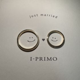 【アイプリモ(I-PRIMO)の口コミ】 ミル打ちのデザインが可愛いです。
女性の指輪はハーフエタニティのタイプ…