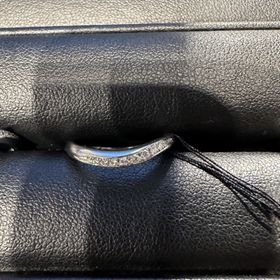 【エクセルコダイヤモンド(EXELCO DIAMOND)の口コミ】 指輪のデザイン：エレガントで有名ブランドにはない、ウェーブのデザイン…