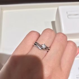 【俄(にわか)の口コミ】 【指輪のデザイン】
・花と葉をイメージしていて、つけるとセットになって…
