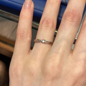 【エクセルコダイヤモンド(EXELCO DIAMOND)の口コミ】 個性的なデザインに惹かれました。仕事など、結婚指輪単体でつける方が多…