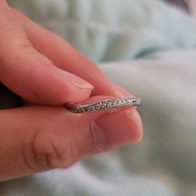 【4℃ BRIDAL(ヨンドシーブライダル)の口コミ】 シンプルなデザインでダイヤの輝きがどの角度でも綺麗に見えるデザインだ…