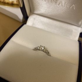 【俄(にわか)の口コミ】 私にとってちょうどいい華やかさでした。中央のダイヤから隣のメレに緩や…