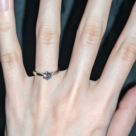 【エクセルコダイヤモンド(EXELCO DIAMOND)の口コミ】 インターネットで婚約指輪を探していたところ、他のブランドではあまりな…