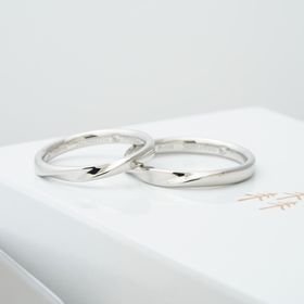 【THREE TREES(スリーツリーズ)の口コミ】 2人で話し合い、シンプルかつおしゃれな指輪がいいとなりS字形やU字形の指…