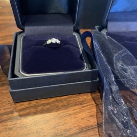 【銀座ダイヤモンドシライシの口コミ】 婚約指輪と結婚指輪をセットでつけたかったので、両方をつけてしっくりく…