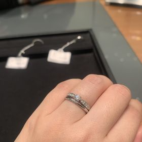 【ティファニー(Tiffany & Co.)の口コミ】 ウェディング バンドリング（プラチナ ダイヤモンド3石 幅2mm）です。ダイ…