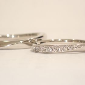 【輪-RIN-の口コミ】 着用していても目立ち過ぎず、一生飽きのこないデザインだったのでこれに…