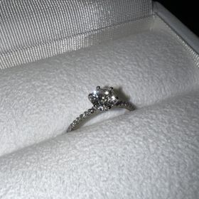 【Galopine & Galopin(ガロピーネガロパン)の口コミ】 彼女は指輪のこだわりが幅細い（3mm以下）、シンプルなデザイン、ダイヤが…