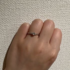【銀座ダイヤモンドシライシの口コミ】 ジャスミンのお花が大好きな私に彼が選んだくれた指輪です！センターダイ…