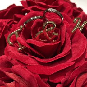 【ラザール ダイヤモンド(LAZARE DIAMOND)の口コミ】 三方向からダイヤが見えるデザインに一目惚れしました！
シンプルだけれど…