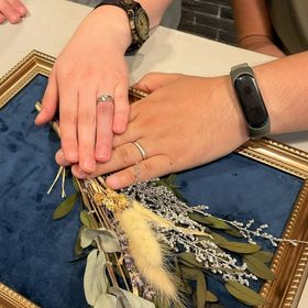 【atelier CraM(アトリエ クラム)の口コミ】 婚約指輪は槌目模様にダイヤモンドで細め、ブラウンゴールドにして、普段…