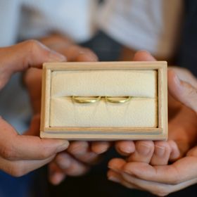 【atelier CraM(アトリエ クラム)の口コミ】 指輪のデザインと指紋彫刻ができるということ
アンティークっぽい指輪にし…