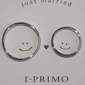 【アイプリモ(I-PRIMO)の口コミ】 担当販売員と3時間ほどかけて
たくさんのリングの中から
婚約指輪と結婚指…
