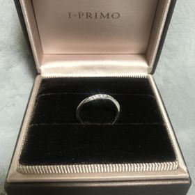 【アイプリモ(I-PRIMO)の口コミ】 指が少しでも長く見えるようにウェーブラインの指輪を探していました。ダ…