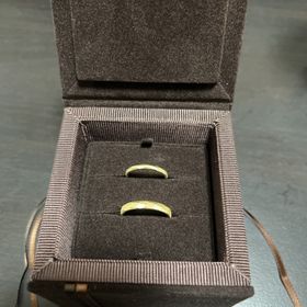 【PAVEO CHOCOLAT(パヴェオショコラ)の口コミ】 結婚指輪では珍しい形をしていて、他と被らない所が決め手です。
色も少し…