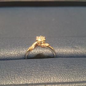 【銀座ダイヤモンドシライシの口コミ】 彼女が鳥好きなことを店員さんに伝え、それに所縁のある指輪をと考えてい…