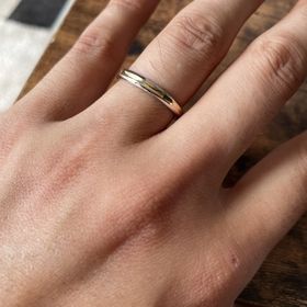 【BIJOUPIKO(ビジュピコ)の口コミ】 デザインに惹かれて購入しました。
シンプルですが指輪表面に窪みがあり、…